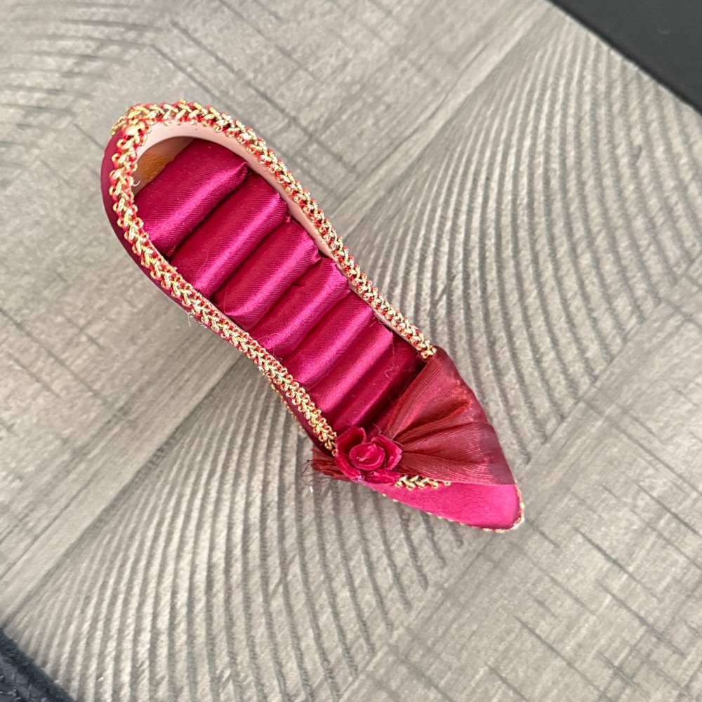 Elegant Pink and Gold Shoe Ring Holder